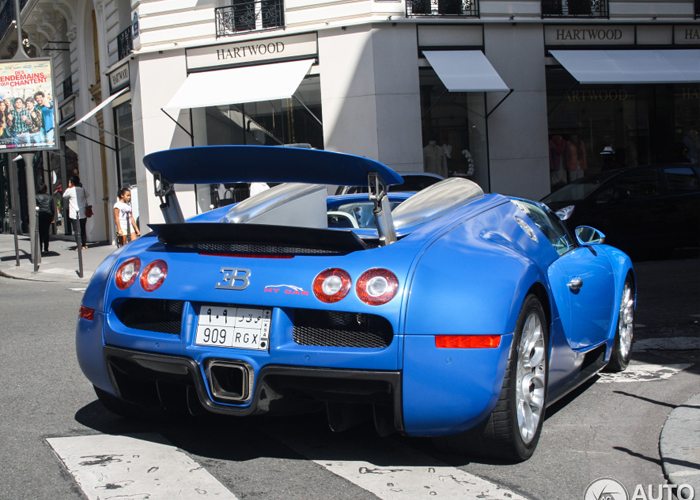 “بالصور” بوجاتي فيرون سعودية باللون الأزرق تجذب السياح والمواطنين في مدينة باريس