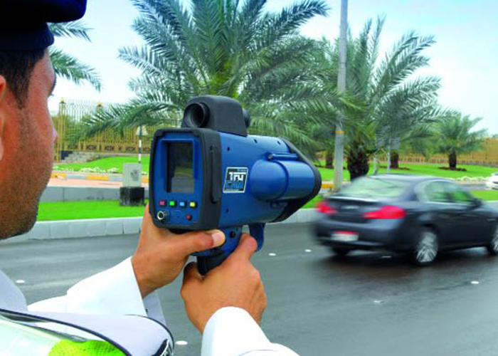 “أبوظبي”: غرامة 200 درهم لمن لا يبعد مركبته عن الطريق في الحوادث البسيطة