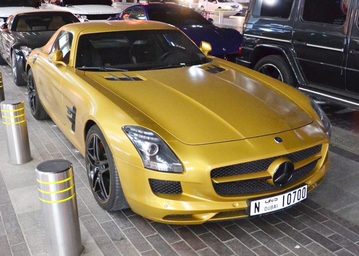 “بالصور” ظهور مرسيدس SLS نسخة “الذهب الصحراء” الفريدة والمميزة بمدينة دبي
