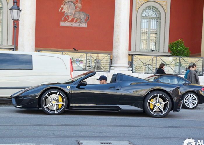 “بالصور” نجم البايرن المغربي مهدي بن عطية يتجول على متن فيراري 458 سبايدر مانسوري