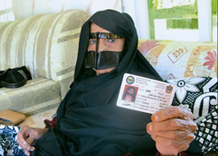 “بالصور” اماراتية عمرها 85 تقود سيارتها وتقوم بتوصيل احفادها للمدرسة ولم تحصل على مخالفة طوال حياتها