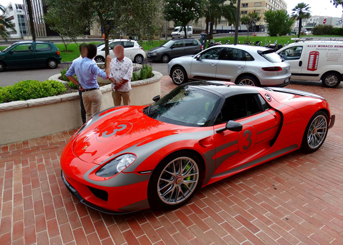 “فيديو” الشيخة الكويتية تستلم نسختها الثانية من بورش 918 سبايدر الخاصة باللون الأحمر