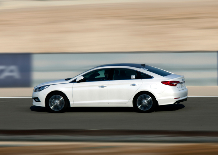 “تجربة قيادة” هيونداي سوناتا 2015 الجديدة كلياً في حلبة البحرين الدولية “فيديو ومواصفات وأسعار”