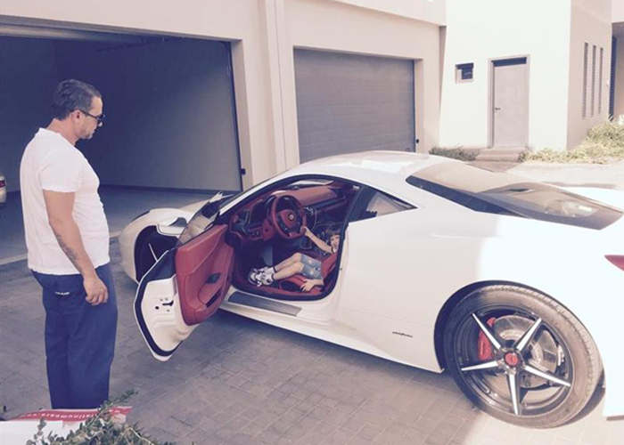 “بالصور” هلالي يهدي ريجيكامب “فيراري” بمليون ريال وصحف رومانية تتعجب من حجم الهدايا!