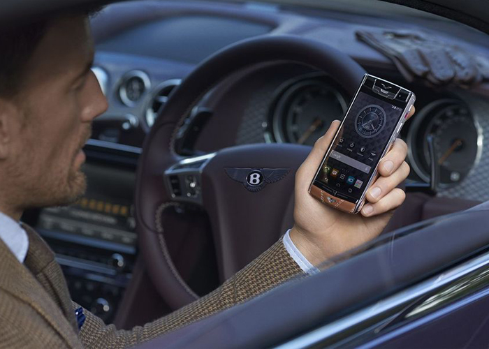 “بالصور” بنتلي تعلن رسمياً عن اول هاتف ذكي بالتعاون مع فيرتو بسعر 65 الف ريال سعودي