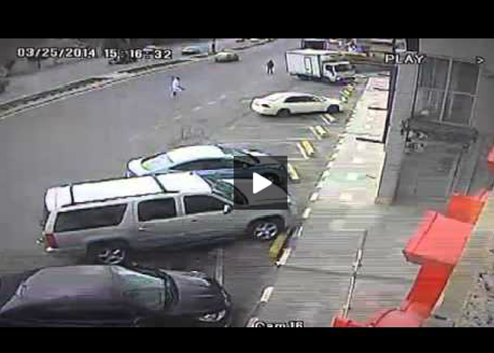 “فيديو” شاهد مواطن ينقذ طفلاً من الدهس بين السيارات في الباحة