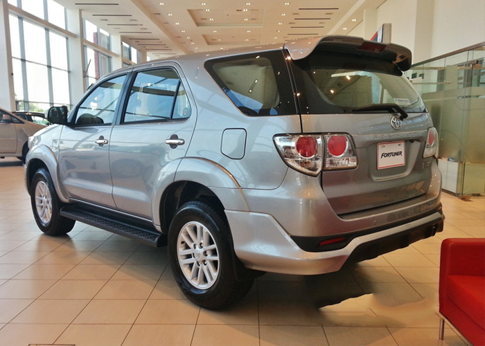 “بالصور” تويوتا فورتشنر 2015 نسخة TRD الرياضية تصل الى دبي Toyota Fortuner