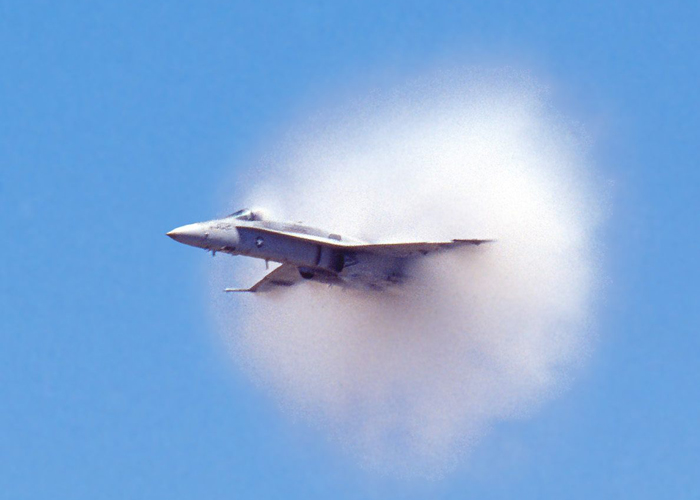 “فيديو” شاهد لحظات اختراق أسرع طائرة في العالم حاجز سرعة الصوت