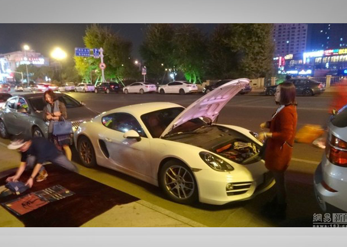 “بالصور” مالك بورش كايمن صيني يبيع ملابس على الرصيف للصرف على وقود السيارة!