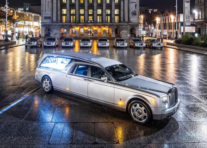 “بالصور” رولز رويس فانتوم تتحول الى سيارة لنقل الموتى في إيطاليا Rolls-Royce