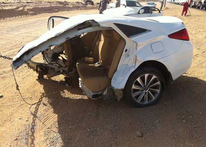 “بالصور” نجاة سائق بأعجوبة من حادث مروري انقسمت فيه سيارته “هيونداي” لنصفين