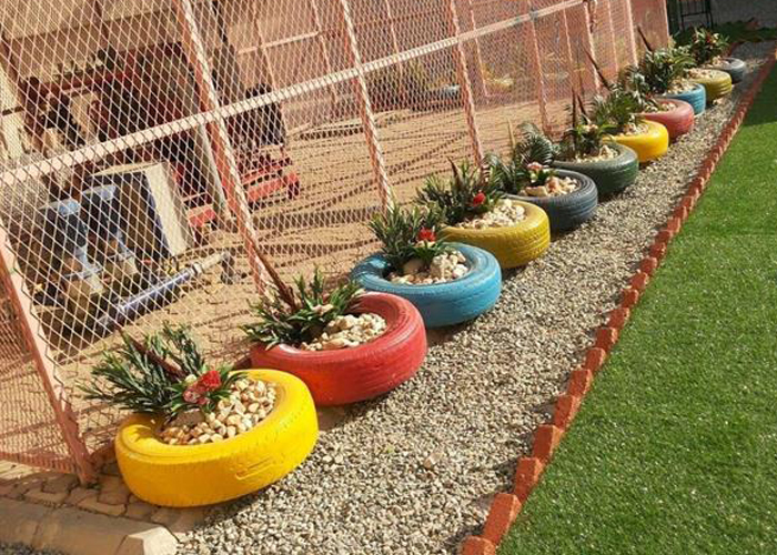 “بالصور” شاهد معلمة تحفيظ تستغل إطارات السيارات القديمة لتزيين فناء مدرستها كالحديقة الخضراء