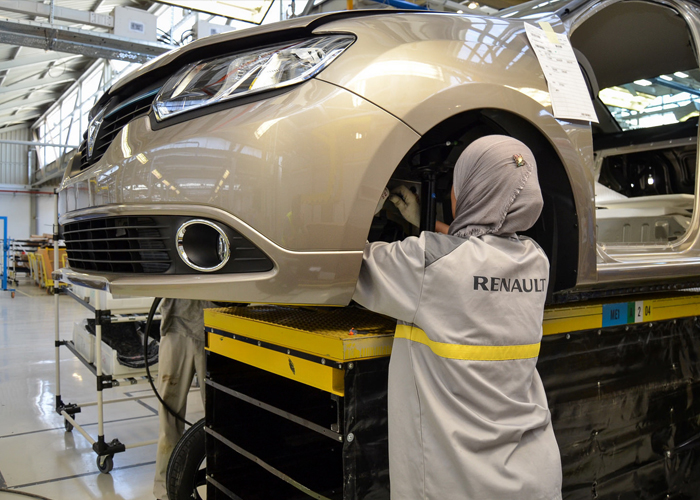 “بالصور” شاهد إفتتاح أول مصنع للسيارات في العالم العربي والبدأ بتوظيف الشباب والفتيات