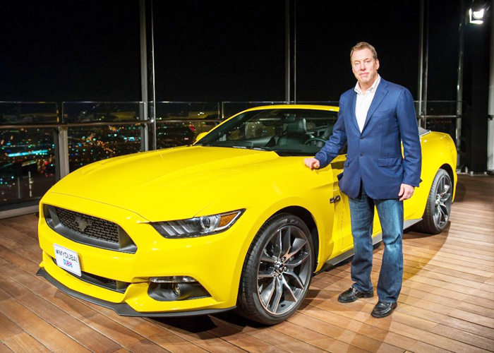 “بالصور” فورد تدشن موستنج 2015 من اعلى برج خلفية بمدينة دبي بعد تفكيكها وتركيبها بالأعلى