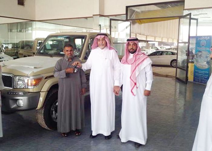 “بالصور” الشيخ صالح البازعي يتبرع بتويوتا شاص لمسن تقديراً لظروفه المعيشية