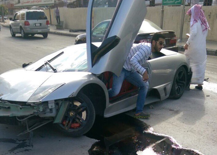 “بالفيديو والصور” حادث لامبورجيني مورسيلاجو في مدينة الطائف