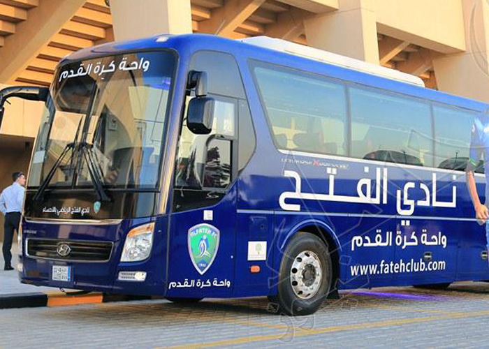 “بالصور” هيونداي المجدوعي تهدي حافلة من نوع VIP لنادي الفتح السعودي