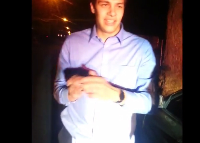 “فيديو” سائق يستخدم خدعة سحرية لتفادي مخالفة مرورية!