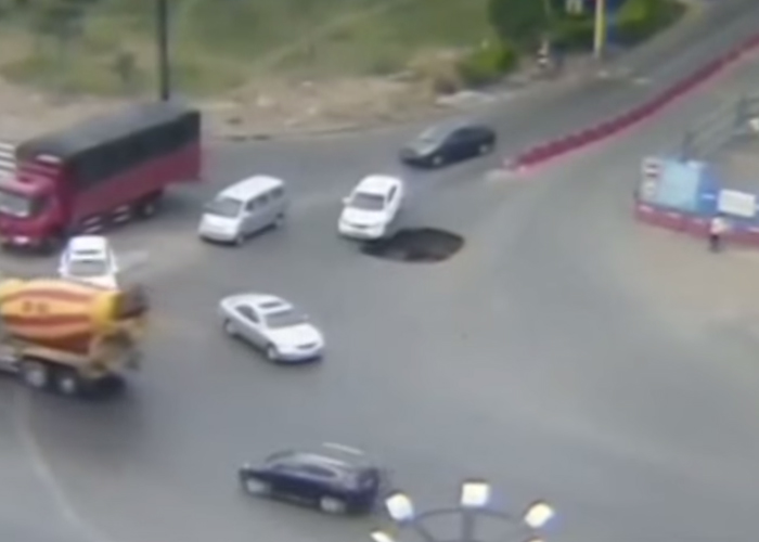 "فيديو" شاهد لحظة سقوط سيارة في حفرة على الطريق في الصين 2