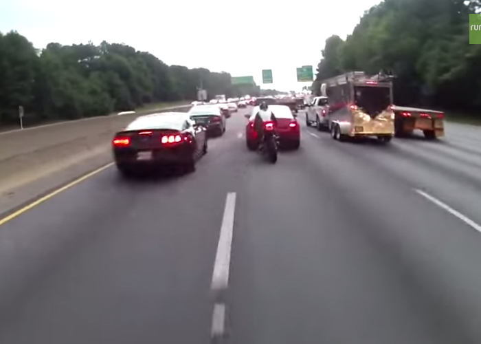 "فيديو" شاهد سائق دراجة متهور يتعرض لحادث قوي بسبب تجاوز خاطئ! 1