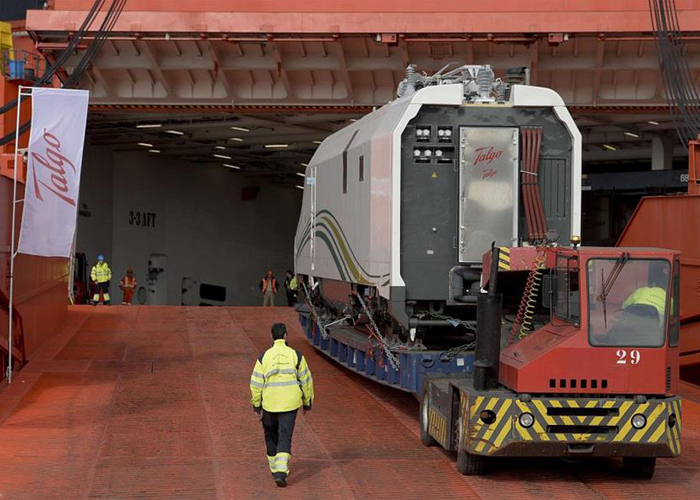 “بالصور” شاهد قطار الحرمين يغادر ميناء برشلونة قادماً إلى مدينة جدة