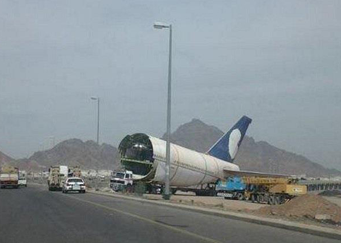 “بالصور” طائرة ركاب 747 تغلق الدائري الشرقي بالمدينة المنورة