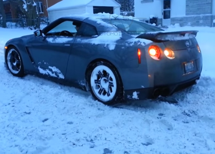 “بالفيديو” نسيان جي تي ار تعلق في الثلج وتضع صاحبها في موقف محرج