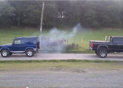 “فيديو” شاهد تحدي شد الحبل بين لاندروفر ديفيندر ودودج رام “ديزل”