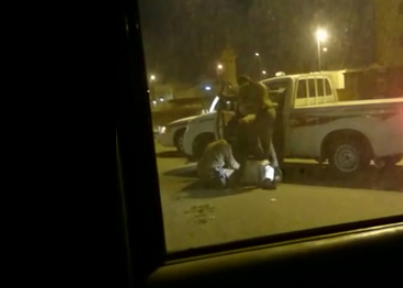 “بالفيديو” شاهد رجل أمن يركل مواطناً ويدهسه بقدمه و”الشرطة” تتوعده بالعقاب