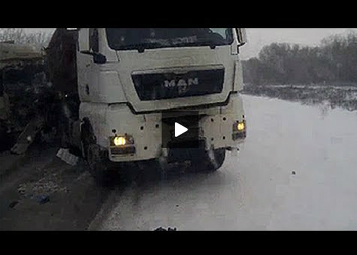 “فيديو” سائق ينجو بأعجوبة من اصطدام عدة شاحنات