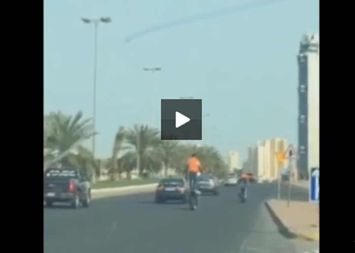 “فيديو” سقوط شابين كانا يقودان دراجات نارية بتهور