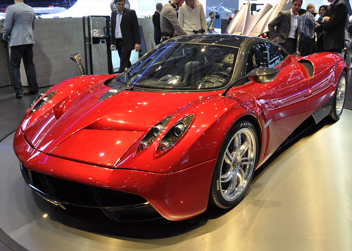 “بالصور” احدث سيارة رياضية ويخت وطائرة خاصة في معرض للأثرياء فقط بالصين