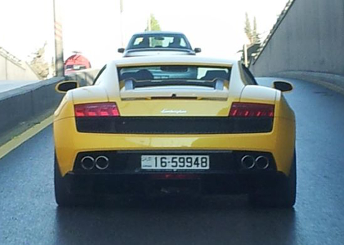 “بالصور” ابن وزير اردني يشعل “حرباً طبقية” على شبكات التواصل الاجتماعي بسبب سيارته