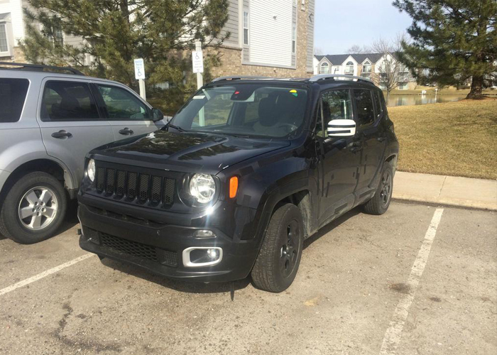 “بالصور” رصد جيب رنجيد 2015 الجديد كلياً في مواقف الشركة Jeep Renegade