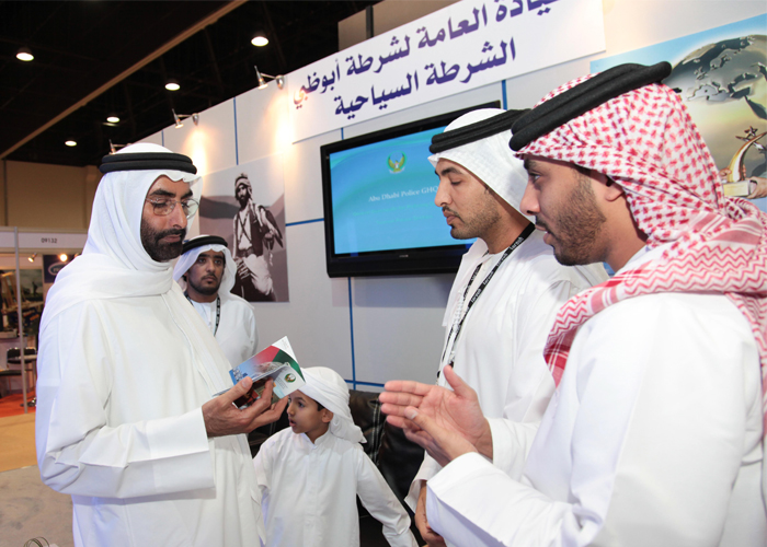 رسمياً منع وضع المكياج وارتداء الغترة والعقال اثناء القيادة في الامارات