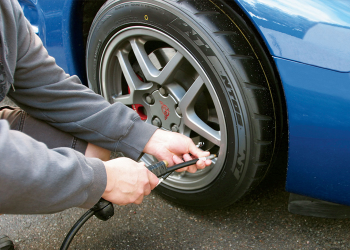 لماذا يجب عليك أن تتفقد ضغط الهواء في اطارات سيارتك كل فترة؟