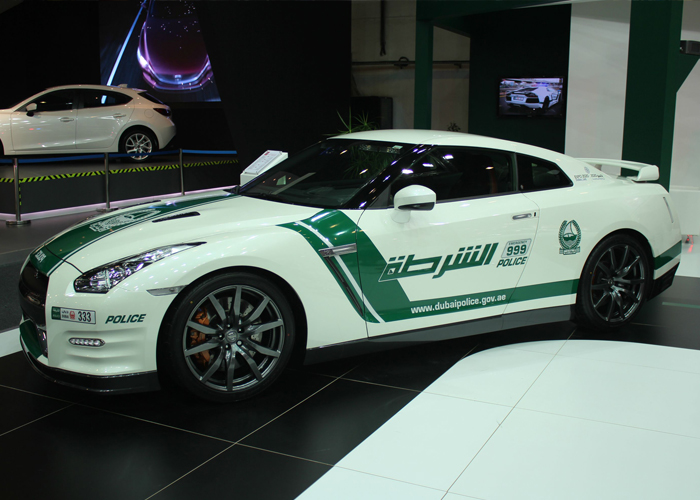 دبي: السجن سنتين وغرامة مالية لشرطي اماراتي طلب رشوة من سعودي للتغاضي عن مخالفات مرورية