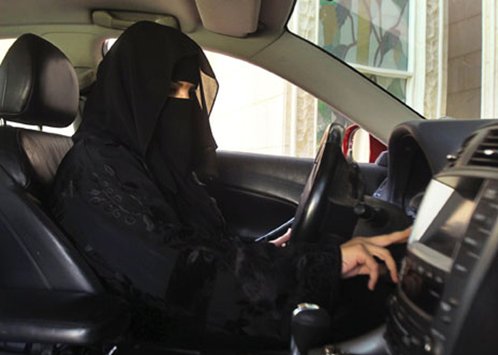 ‫ضبط مواطنة سعودية تقود سيارة بمحافظة القطيف وتغريم زوجها وحجز مركبته 3