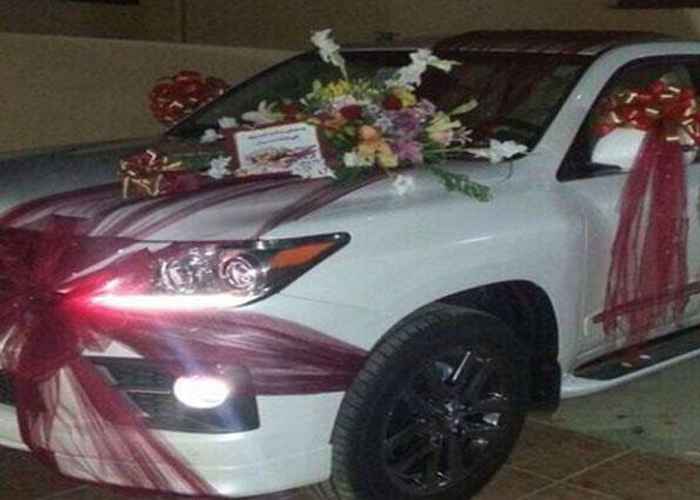 “بالصور” مواطنة تُهدي زوجها جيب لكزس الجديد وتشعل التغريدات في تويتر