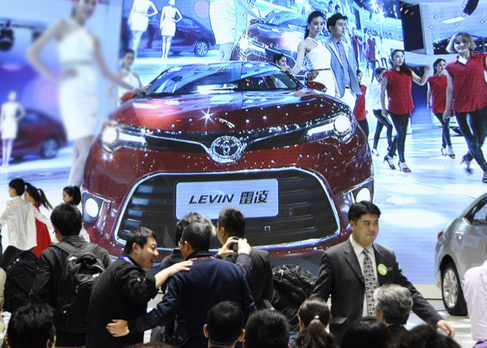 "بالصور" تويوتا تعرض في بكين كورولا 2015 المطورة الجديدة Toyota Corolla 3