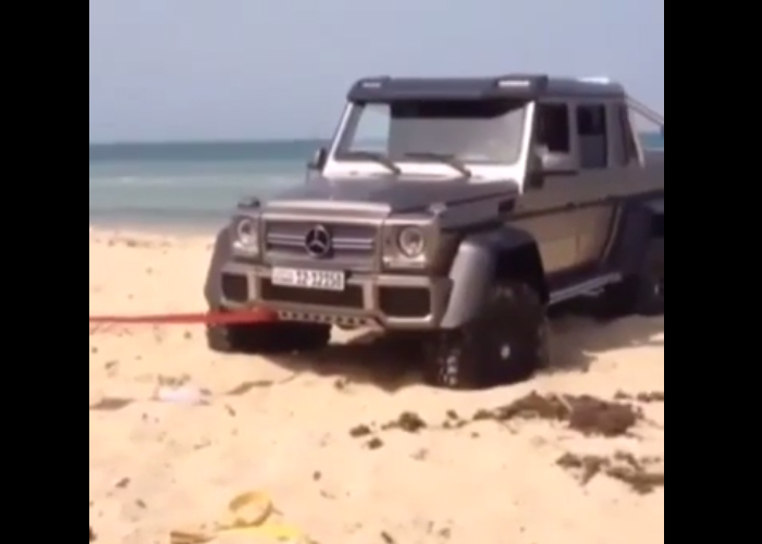 “فيديو” حفارة تسحب مرسيدس الدفع السداسي بعد تغريزه Mercedes-Benz G63 AMG 6×6