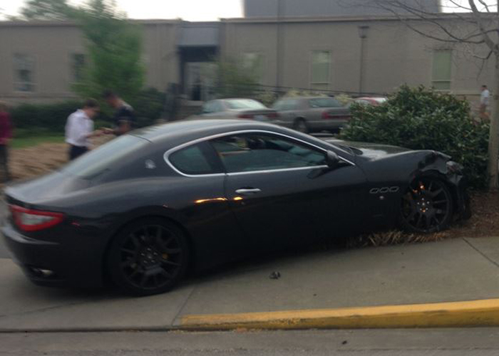 “بالصور” امير سعودي يفقد السيطرة على مازيراتي جران توريزمو ويحطمها