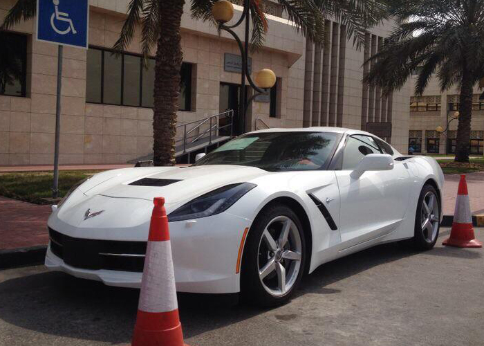 “بالصور” شخصية كبيرة تسطو على موقف معاقين في مستشفى الدمام وأمن المستشفى: لانقدر عليه!