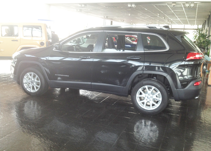 جيب شيروكي 2014 يصل الرياض صور واسعار ومواصفات jeep cherokee