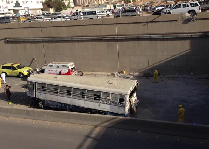 “بالصور” مصرع شخص وإصابة 60 أخرين في سقوط حافلة بتقاطع الملك فهد والإمام محمد بن سعود