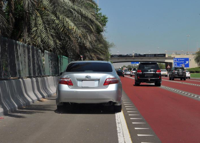 مرور أبوظبي يضع عقوبات مشددة تصل إلى الحبس شهراً عند التجاوز من كتف الطريق