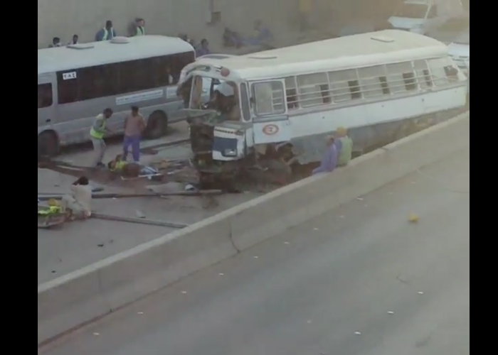 “فيديو” شاهد لحظات سقوط حافلة بتقاطع الملك فهد والإمام محمد بن سعود واصابة 60 شخص