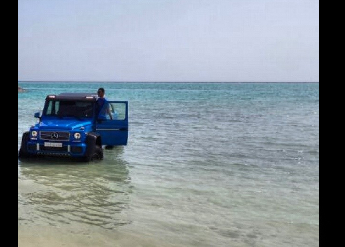 “فيديو” مرسيدس 6X6 AMG يتحدى البحر في مدينة جدة
