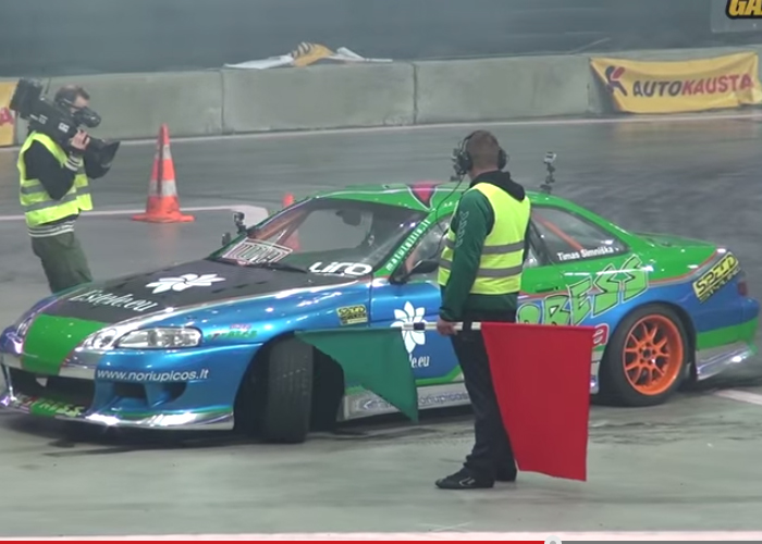 “فيديو” لعبة شد الحبل بين اقوى رجل ليتواني وسيارة درفت بقوة 700 حصان فمن سيفوز؟