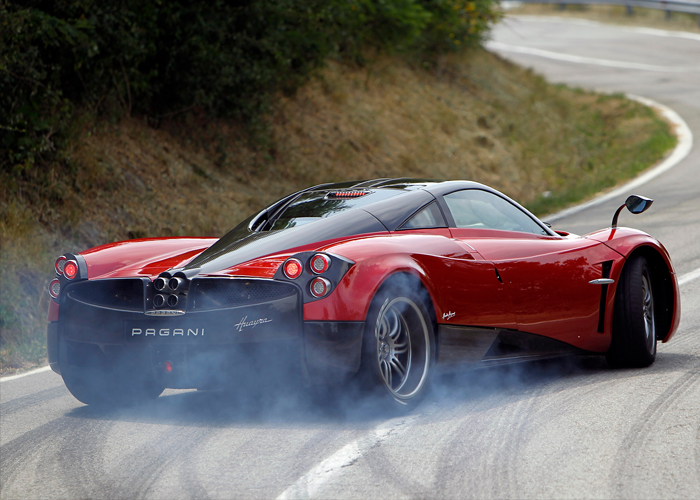 “فيديو” شاهد نتيجة قيادة باجاني هوايرا بسرعة عالية والتي يبدأ سعرها من 8,6 مليون ريال سعودي